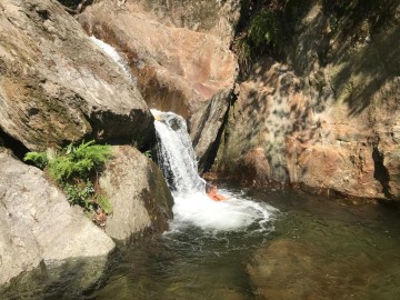 Badestelle mit Wasserfall