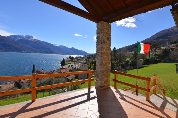 Überdachte Terrasse mit Seeblick